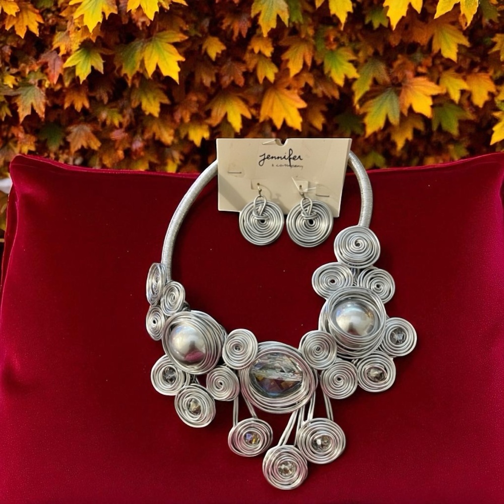 Beautiful necklace and earrings set